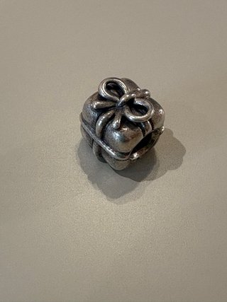 Charm Pandora con forma de regalo