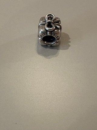 Charm Pandora con forma de regalo