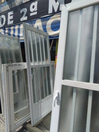 Puerta de aluminio con vidrio 92 x 2,12