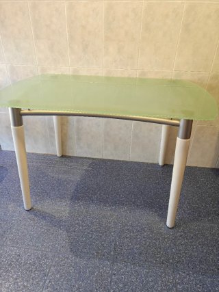 Mesa de cristal templado con 3 sillas