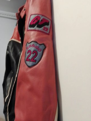 Chaqueta motera roja y negra de piel
