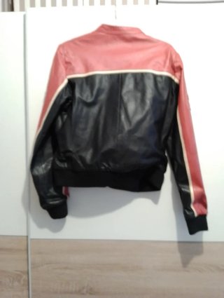 Chaqueta motera roja y negra de piel