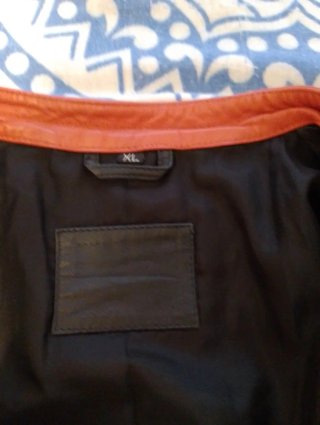Chaqueta motera roja y negra de piel