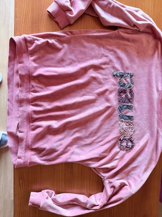 Sudadera rosa con letras
