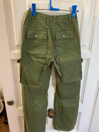 Pantalón cargo Bershka verde militar T.32