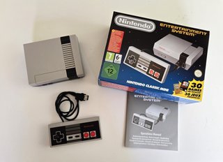 Nintendo Classic Mini NES con caja y 30 juegos