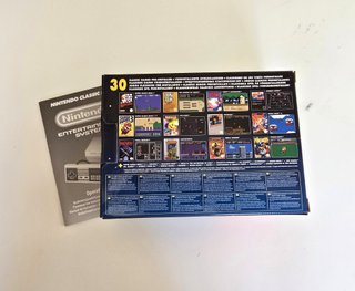 Nintendo Classic Mini NES con caja y 30 juegos