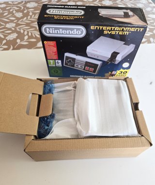 Nintendo Classic Mini NES con caja y 30 juegos