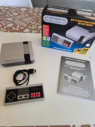 Nintendo Classic Mini NES con caja y 30 juegos