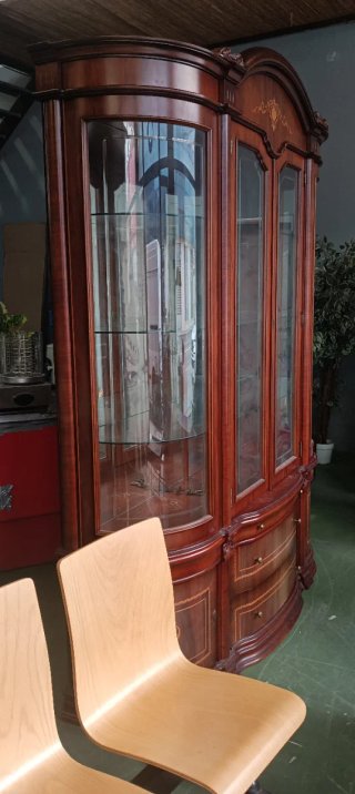 Vitrina clásica de madera y cristal