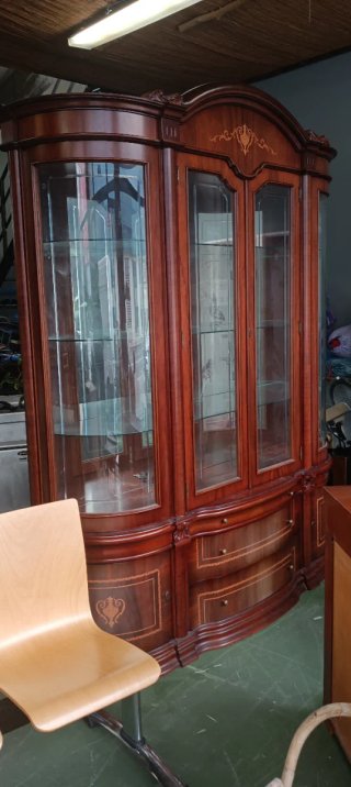Vitrina clásica de madera y cristal