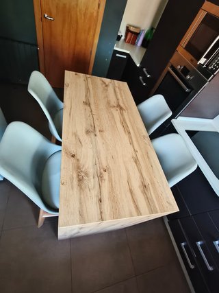 Mesa alta y 4 banquetas madera