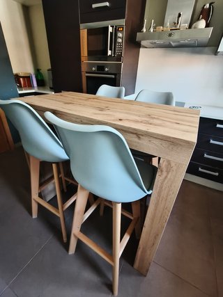 Mesa alta y 4 banquetas madera