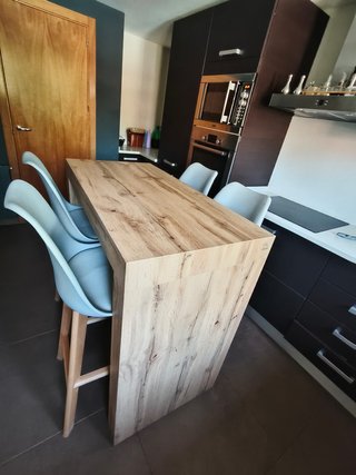 Mesa alta y 4 banquetas madera