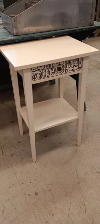 Mesita de noche con diseño de caras