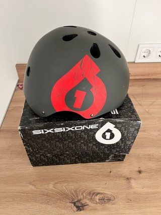 Casco Skate Sixsixone