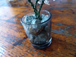 Soprammobile vaso con fiori perline