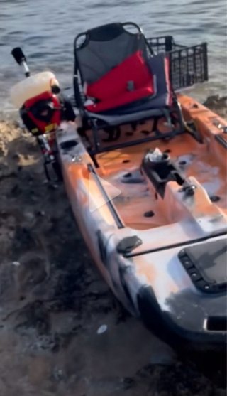 Kayak de pesca naranja y negro