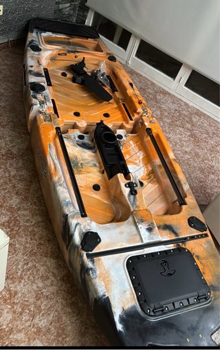 Kayak de pesca naranja y negro