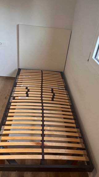 Somier cama 90cm con cabezal blanco.