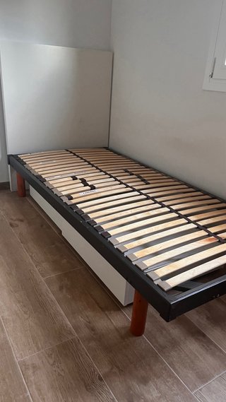 Somier cama 90cm con cabezal blanco.