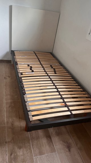 Somier cama 90cm con cabezal blanco.
