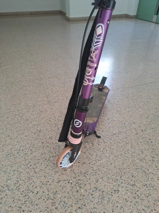 Patinete morado con ruedas rosas