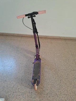 Patinete morado con ruedas rosas