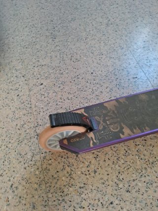 Patinete morado con ruedas rosas