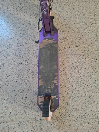 Patinete morado con ruedas rosas