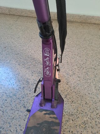 Patinete morado con ruedas rosas