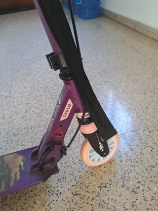 Patinete morado con ruedas rosas