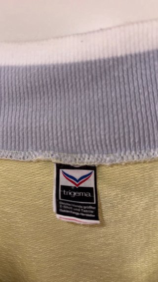 Sudadera V-neck amarilla con detalles grises