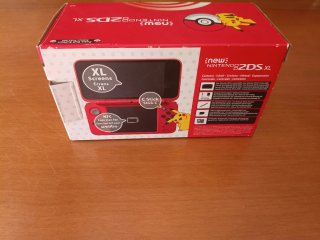 Caja New Nintendo 2DS XL Poké Ball Edition