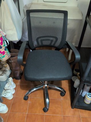 Silla de escritorio negra y plateada