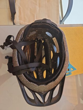 Casco de bicicleta negro con detalles turquesa