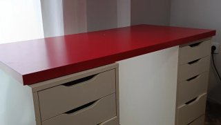 Mesa de madera resistente con patas