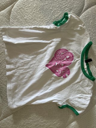 Camiseta blanca con estampado de corazón