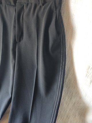 Pantalón negro de pinzas Zara negro talla 38 mujer