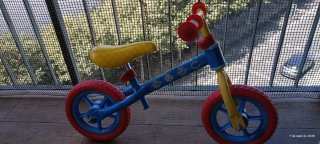 Bici sin pedales para niño azul y amarilla