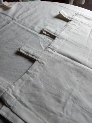 Dos cortinas en blanco roto