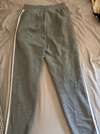Pantalón chándal gris con rayas laterales