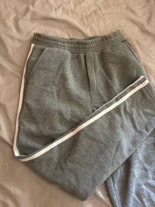 Pantalón chándal gris con rayas laterales