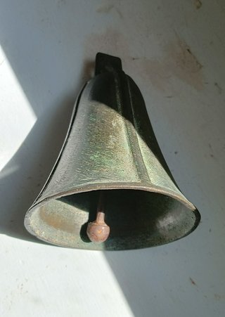 Antigua campana de bronce
