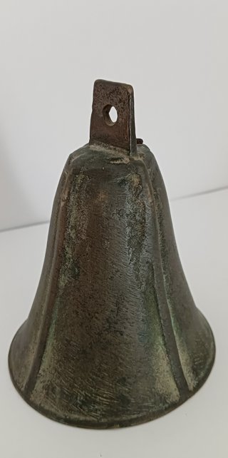Antigua campana de bronce