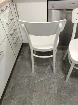 Sillas de madera blancas