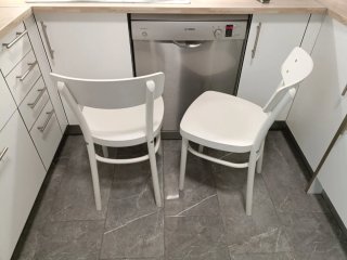Sillas de madera blancas