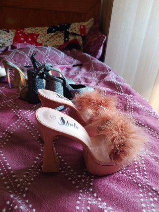 Zapatos de tacón con plumas y plataforma