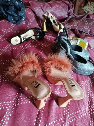 Zapatos de tacón con plumas y plataforma