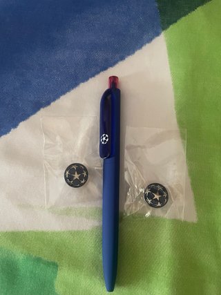 Bolígrafo azul y 2 pines Champions League